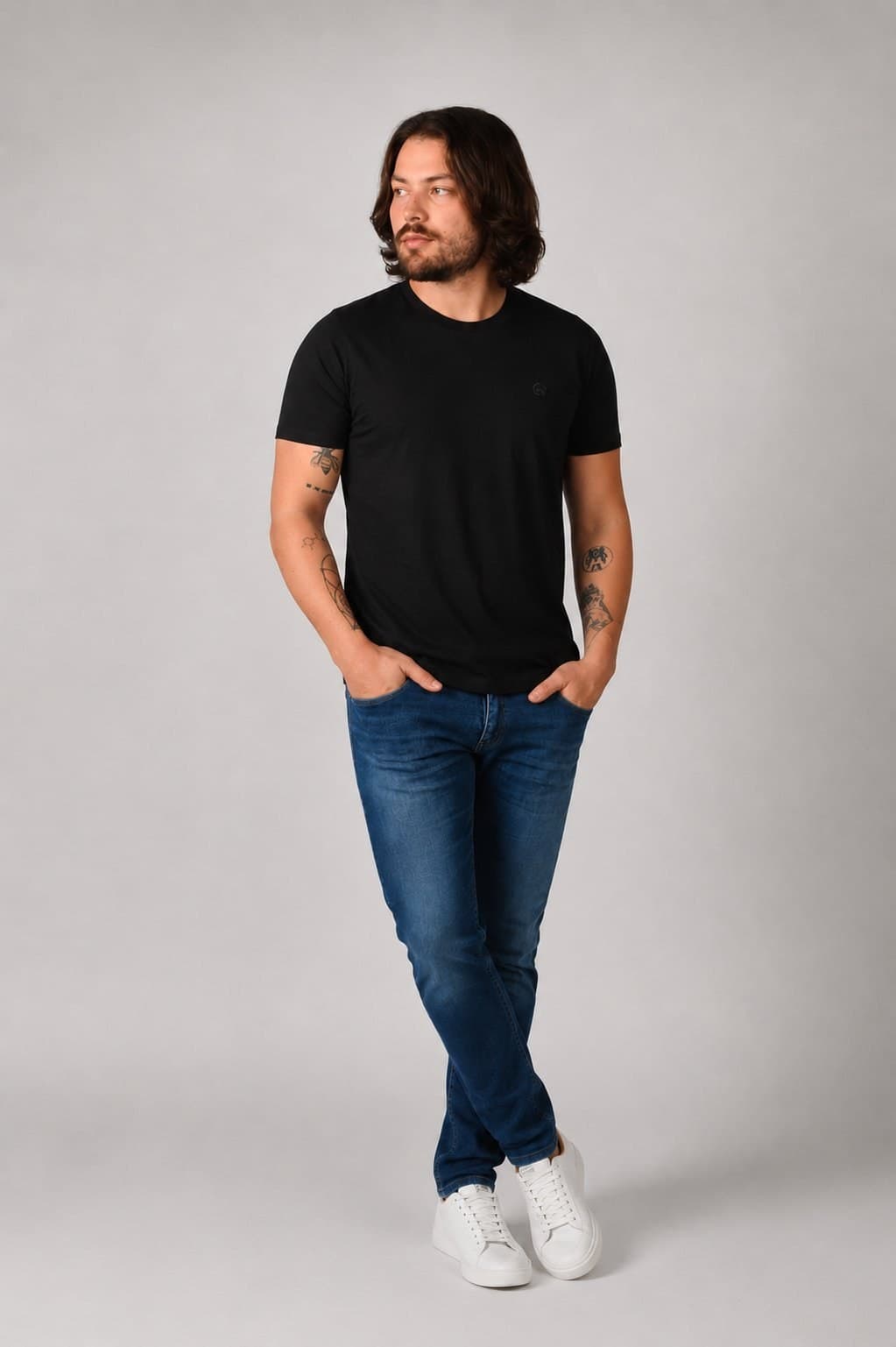 Modelo vestindo camiseta preta premium Weel Suited